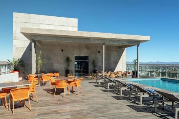 Hilton_Pool