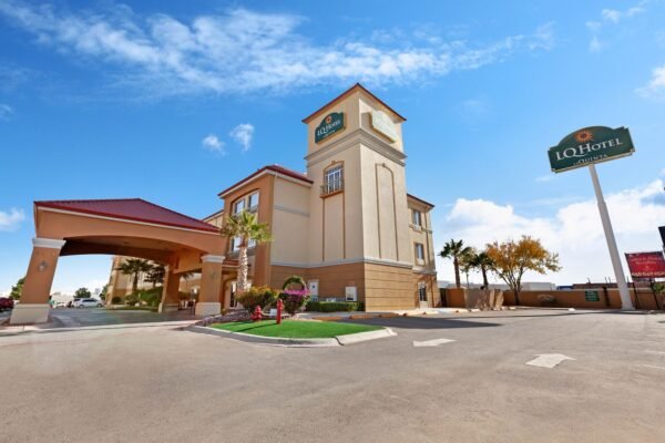 laquinta_exterior_day_1