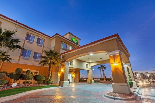 laquinta_exterior_dusk_1