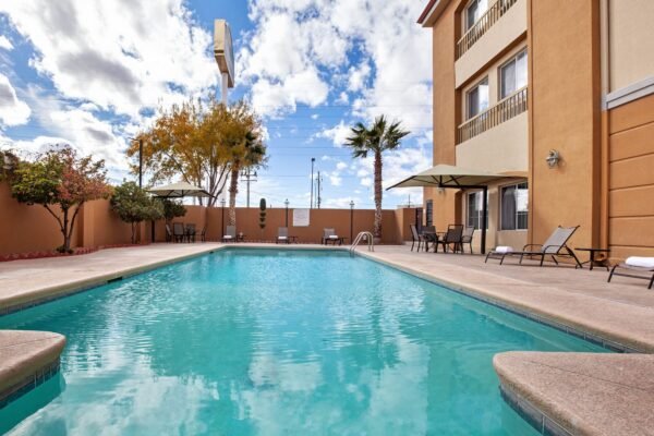 laquinta_pool_view_1